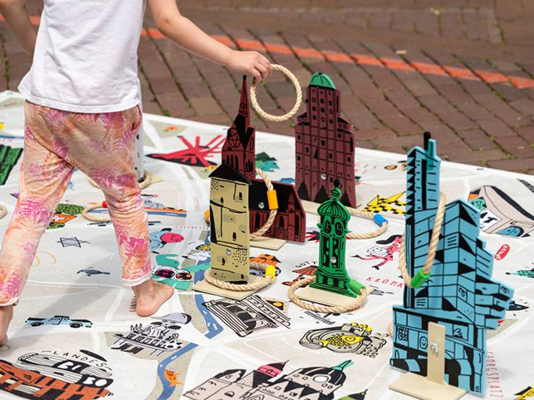 Geschichte unterwegs  beim Innenstadtdialog: Aktion Ringe werfen